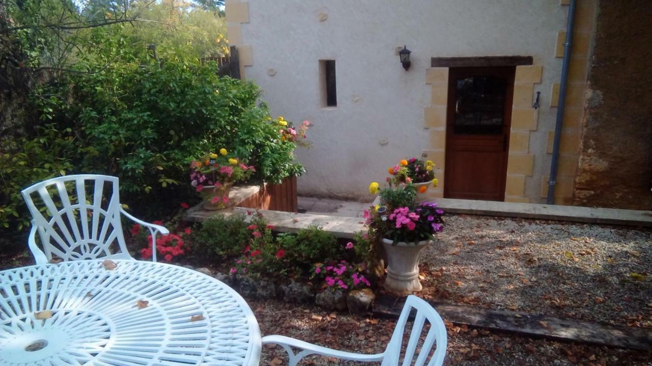 Les Coustilles Saint-Alvere Bagian luar foto